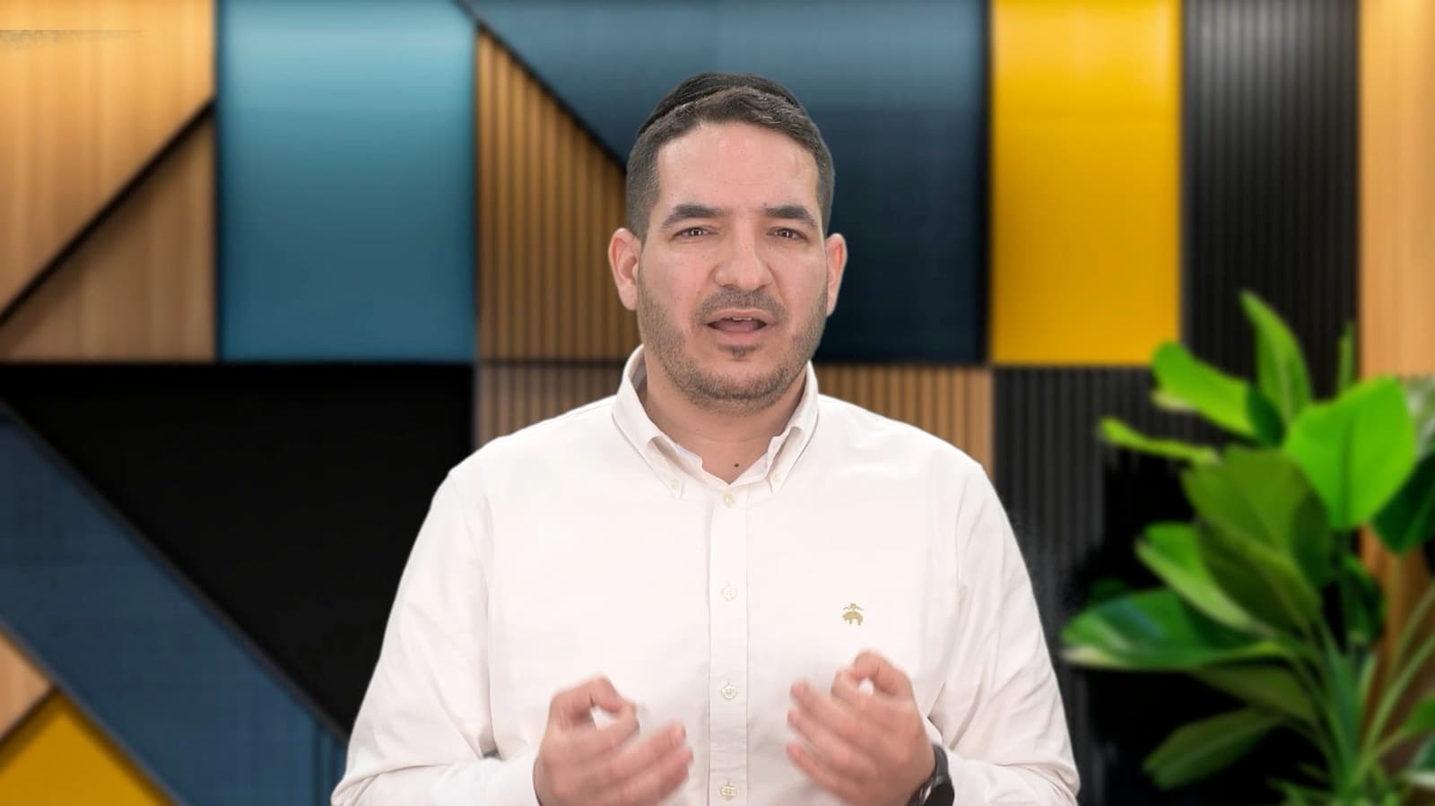 יוסף בן שושן מסביר מול המצלמה באולפן הקורס