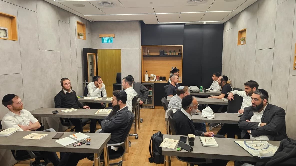 משתתפי ההכשרה יושבים בקבוצות קטנות ומשוחחים בהפסקה בין התרגולים