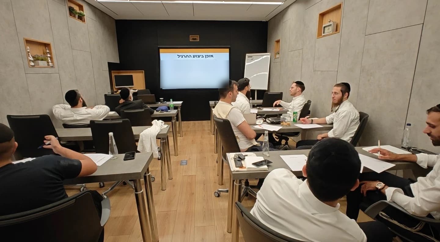 הכיתה בזמן תרגיל, מול שקופית ״אופן ביצוע התרגיל״